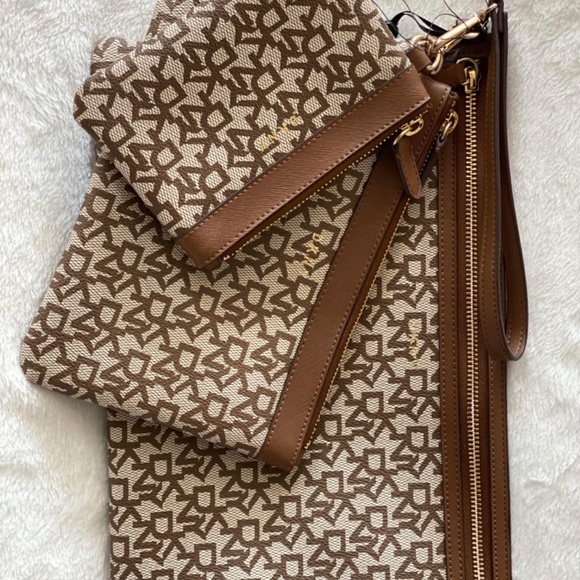 ✨🆕✨Brand New DKNY 3pcs Pouch Set - Picture 2 of 8